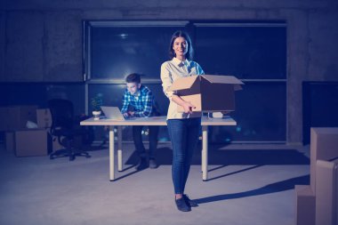 Gruptaki genç iş adamları, inşaat sahasındaki mimar ve mühendis geceleri yeni açılan ofiste dizüstü bilgisayarla belge ve iş akışını kontrol ediyorlar.