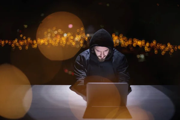 Joven Hacker Talentoso Usando Computadora Portátil Mientras Trabaja Oficina Oscura —  Fotos de Stock