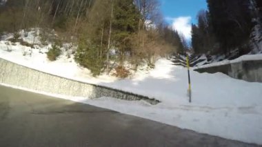 kırsal dağ Alpler 'de kış araba sürüş yol kapalı