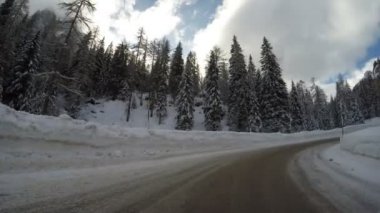 kırsal dağ Alpler 'de kış araba sürüş yol kapalı