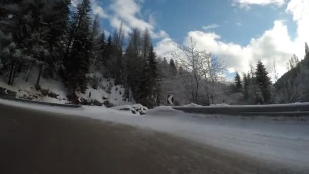 Condução Carro Inverno Campo Montanha Alpes Gelo Curvilíneo Coberto Estrada — Vídeo de Stock