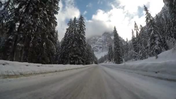 Condução Carro Inverno Campo Montanha Alpes Gelo Curvilíneo Coberto Estrada — Vídeo de Stock