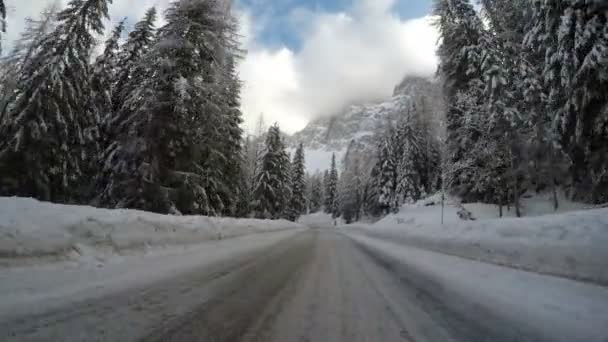 Autofahren Winter Auf Dem Land Bergalpen Kurvige Vereiste Straße Den — Stockvideo