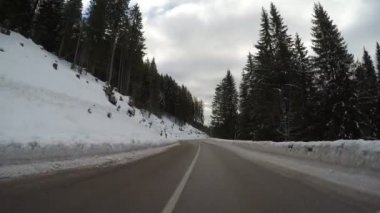 kırsal dağ Alpler 'de kış araba sürüş yol kapalı