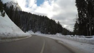 kırsal dağ Alpler 'de kış araba sürüş yol kapalı