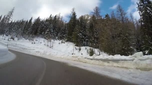 田舎の山アルプス湾曲氷で冬に運転車イタリアアルプス — ストック動画