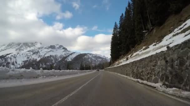 Guida Auto Inverno Sulla Campagna Alpini Curvy Ghiaccio Strada Coperta — Video Stock