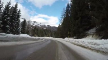 kırsal dağ Alpler 'de kış araba sürüş yol kapalı