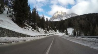 kırsal dağ Alpler 'de kış araba sürüş yol kapalı