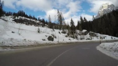 kırsal dağ Alpler 'de kış araba sürüş yol kapalı