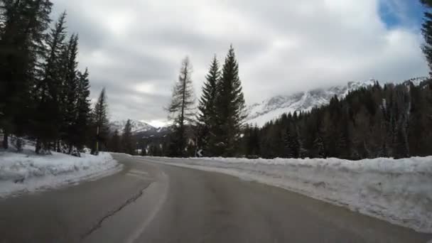 驾驶汽车在冬天在乡村山阿尔卑斯山弯曲的冰覆盖道路意大利阿尔卑斯山 — 图库视频影像