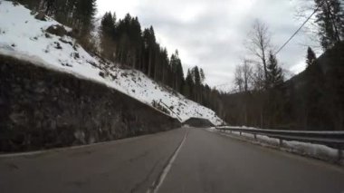 kırsal dağ Alpler 'de kış araba sürüş yol kapalı