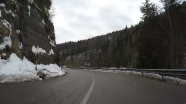 kırsal dağ Alpler 'de kış araba sürüş yol kapalı