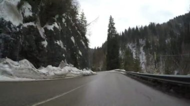 kırsal dağ Alpler 'de kış araba sürüş yol kapalı