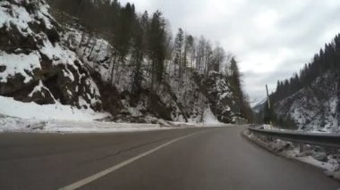 kırsal dağ Alpler 'de kış araba sürüş yol kapalı