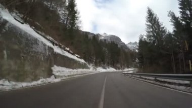 kırsal dağ Alpler 'de kış araba sürüş yol kapalı