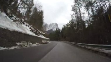 kırsal dağ Alpler 'de kış araba sürüş yol kapalı