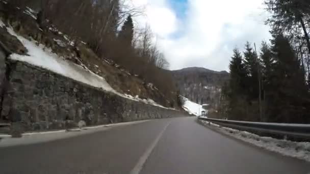 Водіння Автомобіля Взимку Сільських Гірських Альпах Пишний Лід Покритий Дорогою — стокове відео