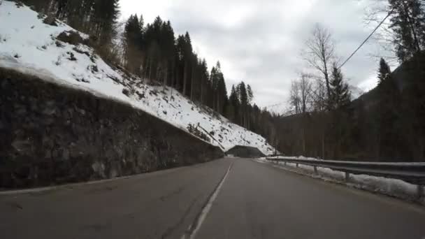 Condução Carro Inverno Campo Montanha Alpes Gelo Curvilíneo Coberto Estrada — Vídeo de Stock