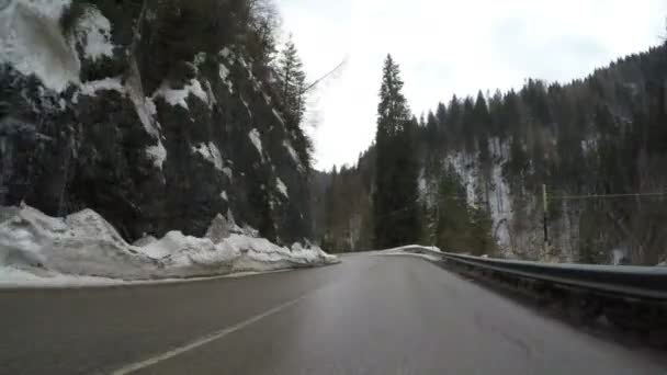 Coche Conducción Invierno Campo Montaña Alpes Curvas Cubierto Hielo Carretera — Vídeo de stock