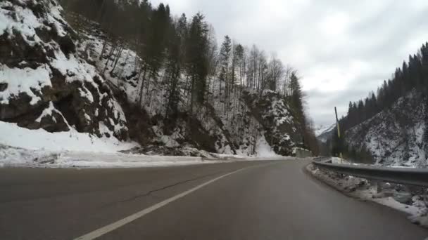 Rijden Auto Winter Platteland Berg Alpen Bochtige Ijs Bedekt Weg — Stockvideo
