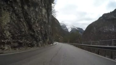 kırsal dağ Alpler 'de kış araba sürüş yol kapalı