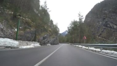 kırsal dağ Alpler 'de kış araba sürüş yol kapalı