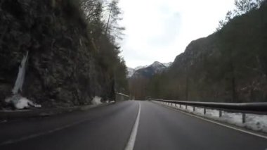 kırsal dağ Alpler 'de kış araba sürüş yol kapalı