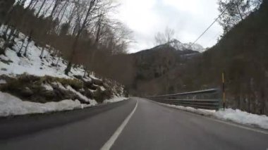 kırsal dağ Alpler 'de kış araba sürüş yol kapalı