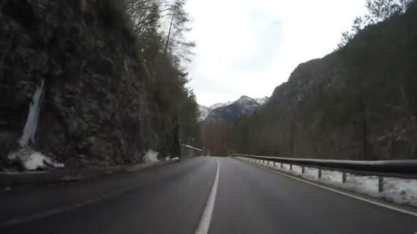 Condução Carro Inverno Campo Montanha Alpes Gelo Curvilíneo Coberto Estrada — Vídeo de Stock