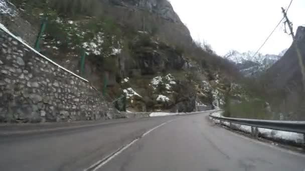 Condução Carro Inverno Campo Montanha Alpes Gelo Curvilíneo Coberto Estrada — Vídeo de Stock