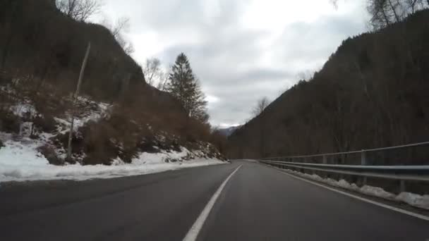 Coche Conducción Invierno Campo Montaña Alpes Curvas Cubierto Hielo Carretera — Vídeos de Stock