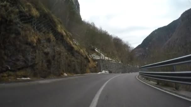 Bil Som Kjører Vinteren Landsens Fjellalper Kurvisdekte Veistrekninger Italienske Alper – stockvideo