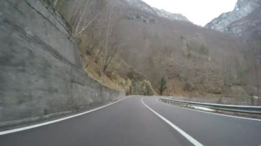 kırsal dağ Alpler 'de kış araba sürüş yol kapalı