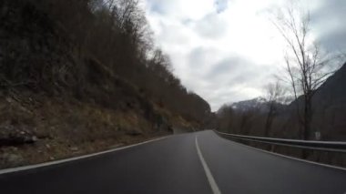 kırsal dağ Alpler 'de kış araba sürüş yol kapalı