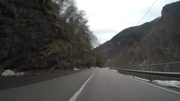 Condução Carro Inverno Campo Montanha Alpes Gelo Curvilíneo Coberto Estrada — Vídeo de Stock