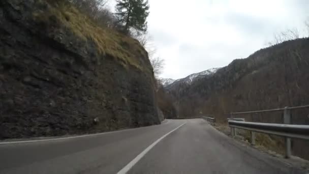 Kırsal Dağ Alpler Kış Araba Sürüş Yol Kapalı — Stok video