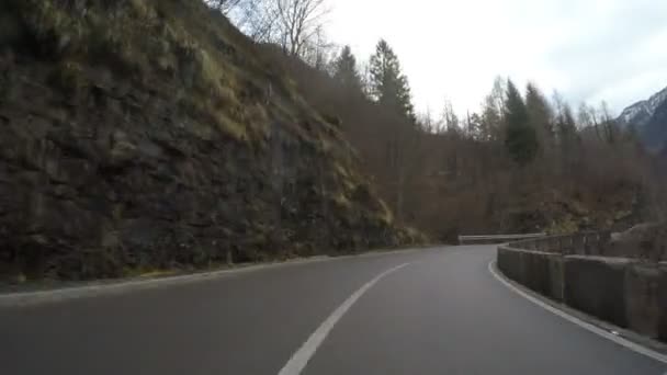 Condução Carro Inverno Campo Montanha Alpes Gelo Curvilíneo Coberto Estrada — Vídeo de Stock