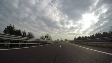 kırsal dağ Alpler 'de kış araba sürüş yol kapalı
