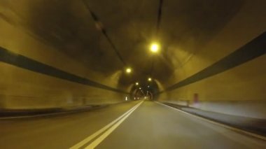 kırsal dağ Alpler 'de kış araba sürüş yol kapalı