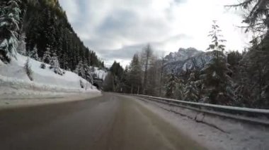 kırsal dağ Alpler 'de kış araba sürüş yol kapalı