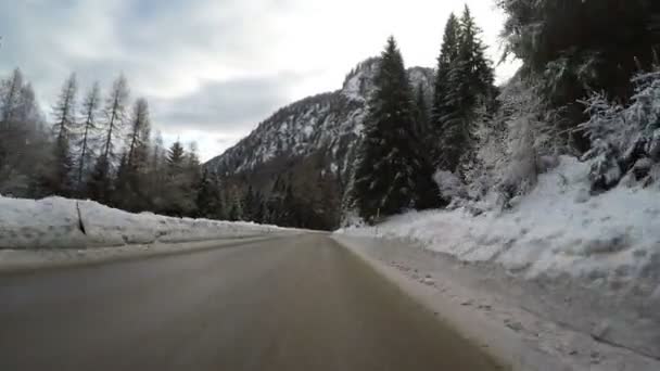 田舎の山アルプス湾曲氷で冬に運転車イタリアアルプス — ストック動画