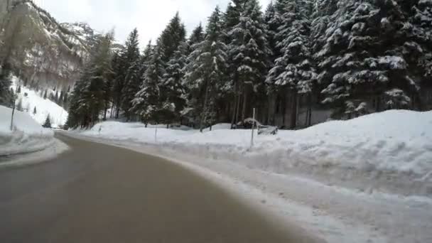 Coche Conducción Invierno Campo Montaña Alpes Curvas Cubierto Hielo Carretera — Vídeo de stock