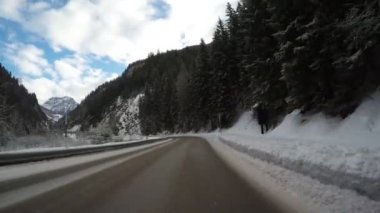 kırsal dağ Alpler 'de kış araba sürüş yol kapalı