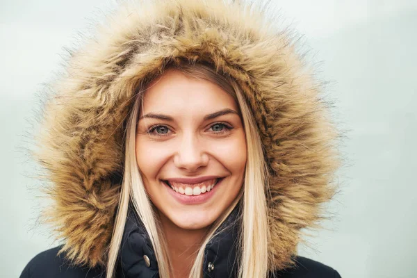 年轻金发姑娘的画像 身穿冬季夹克 头戴头巾 白色背景隔离 — 图库照片