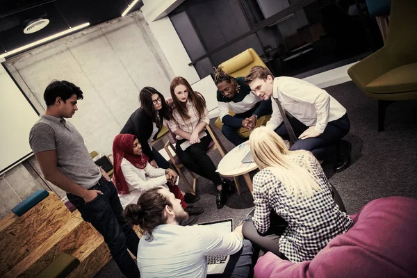 Equipo Negocios Inicio Multiétnico Reunión Interior Oficina Brillante Moderna Lluvia —  Fotos de Stock