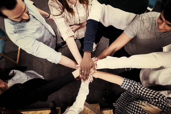 Multi Etnische Groep Van Jonge Zakenmensen Vieren Succes Hun Werkplek — Stockfoto