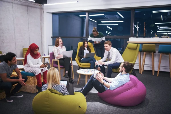 Équipe Affaires Démarrage Multiethnique Sur Réunion Dans Bureau Lumineux Moderne — Photo