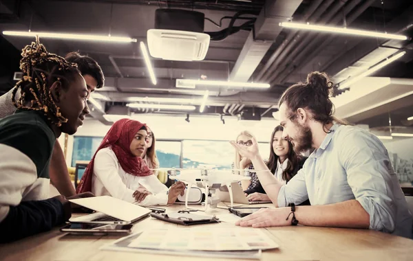 Multietnisk Start Business Team Diskuterar Affärsplan Arbetar Med Bärbar Dator — Stockfoto