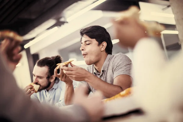 Vriendelijk Divers Multi Etnische Business Team Eten Samen Pizza Delen — Stockfoto